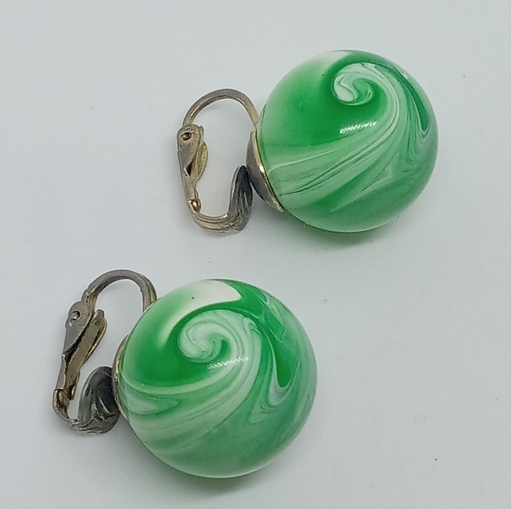 * vintage Big Round Green & White Swirl acrylic clip on earrings